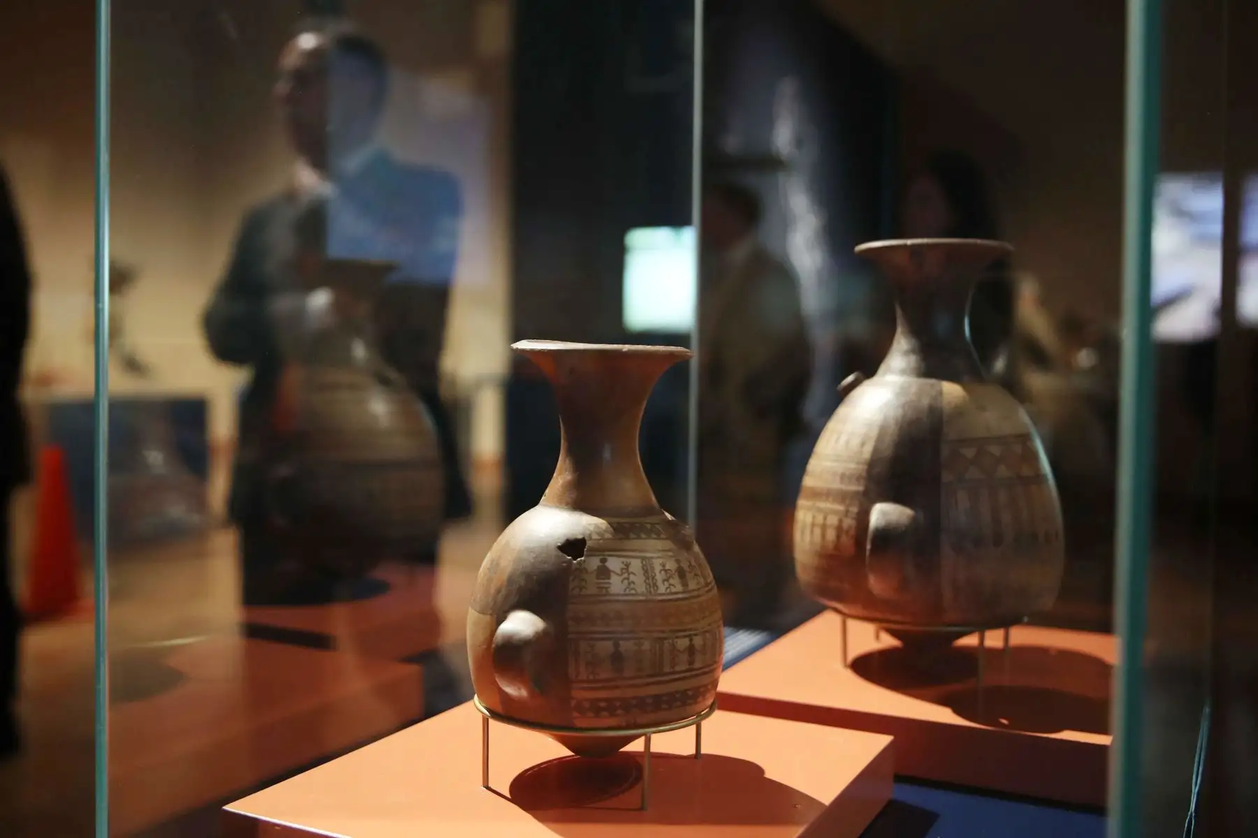 Fotografía de obras expuestas sobre los Incas, en el Museo de Arte de Lima (Perú).  Una exposición que muestra 250 piezas que van más allá de la imagen de guerreros y se adentra en la vida cotidiana de los Incas para descubrir de manera más profunda y alejada de estereotipos esta civilización que forma parte de la identidad peruana. 
Foto: EFE