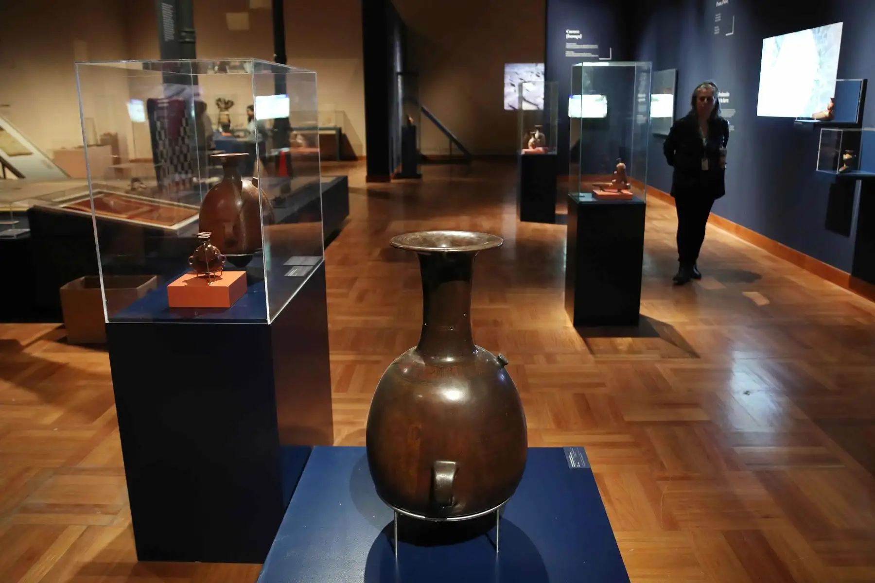 Fotografía de obras expuestas sobre los Incas, en el Museo de Arte de Lima (Perú).  Una exposición que muestra 250 piezas que van más allá de la imagen de guerreros y se adentra en la vida cotidiana de los Incas para descubrir de manera más profunda y alejada de estereotipos esta civilización que forma parte de la identidad peruana. 
Foto: EFE