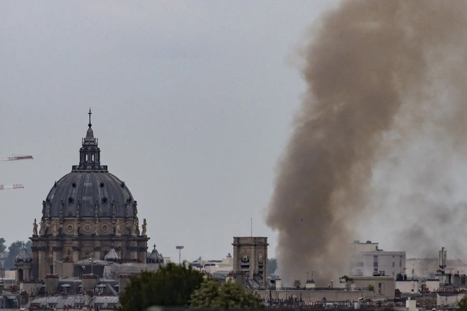 Humo saliendo de un edificio en Place Alphonse-Laveran cerca de la Cúpula de Val de Grace en el distrito 5 de París.
Foto: AFP