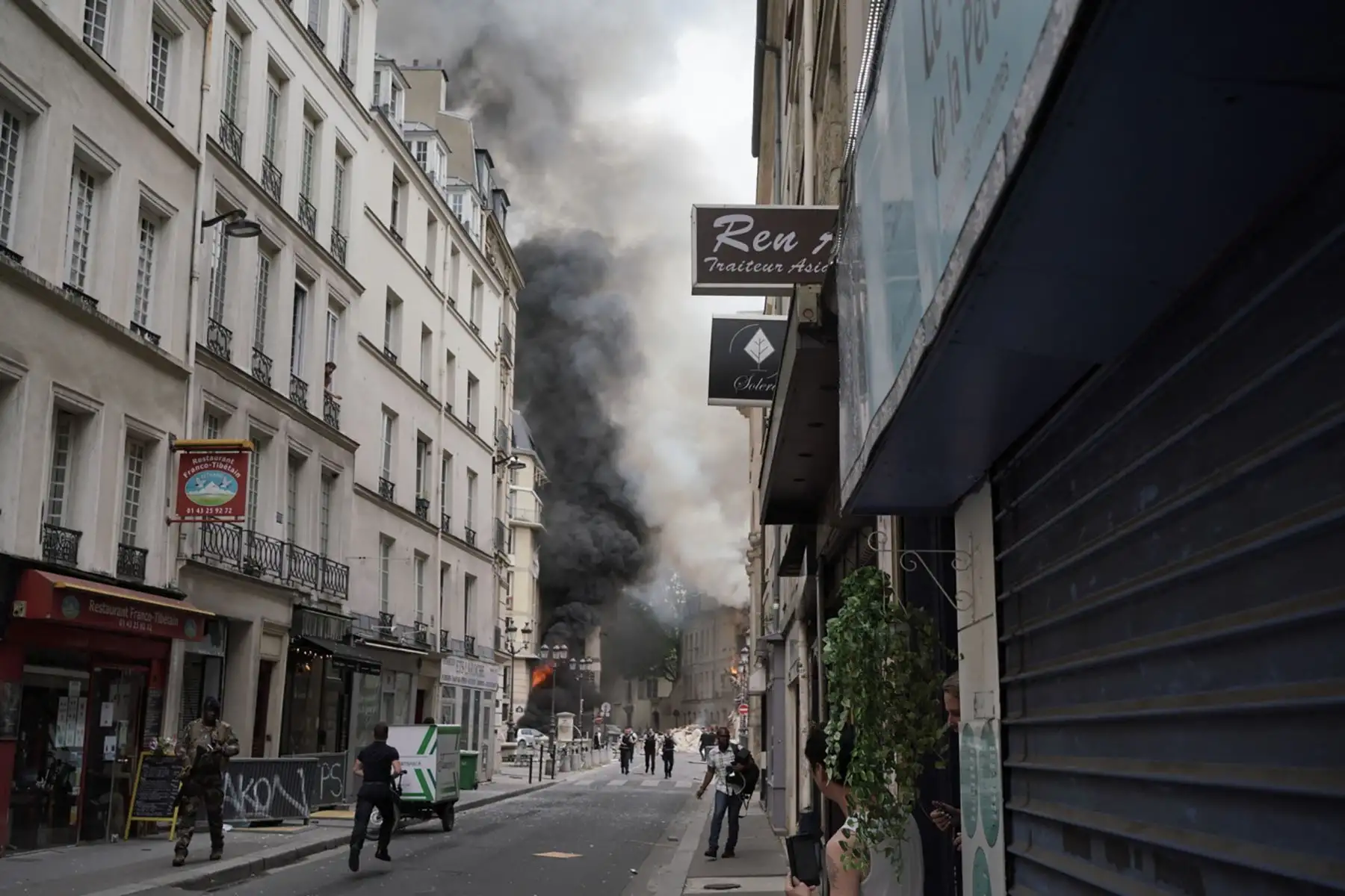 Humo saliendo de un edificio en Place Alphonse-Laveran cerca de la Cúpula de Val de Grace en el distrito 5 de París.
Foto: AFP