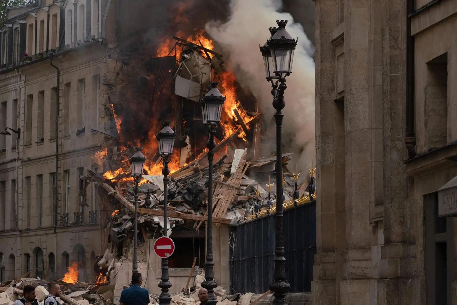 Humo saliendo de un edificio en Place Alphonse-Laveran cerca de la Cúpula de Val de Grace en el distrito 5 de París.
Foto: AFP