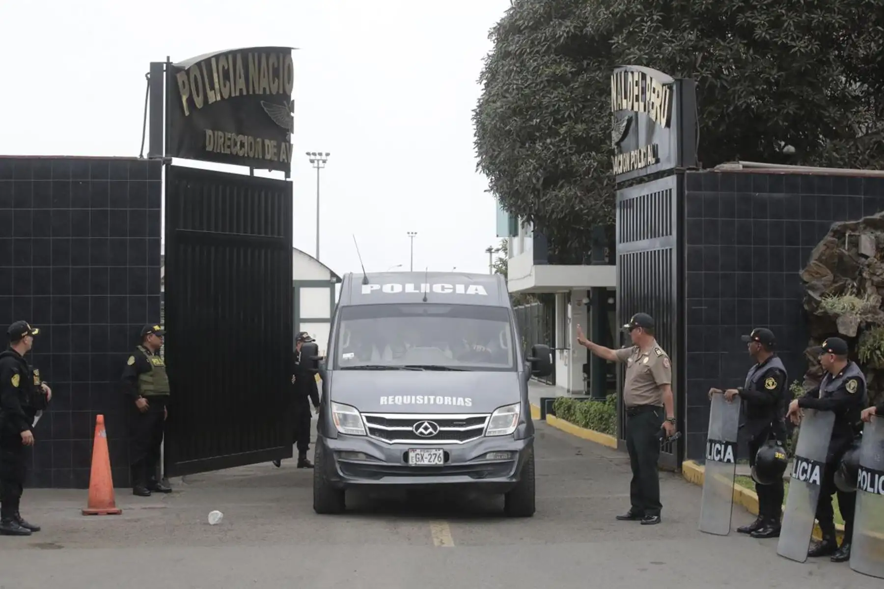 La extitular del Consejo de Ministros, Betssy Chavez, llegó a Dirección de Aviación Policial desde la ciudad de Tacna, con la finalidad de cumplir los 18 meses de prisión preventiva en un establecimiento penitenciario de la capital.
Foto: ANDINA/Juan Carlos Guzmán