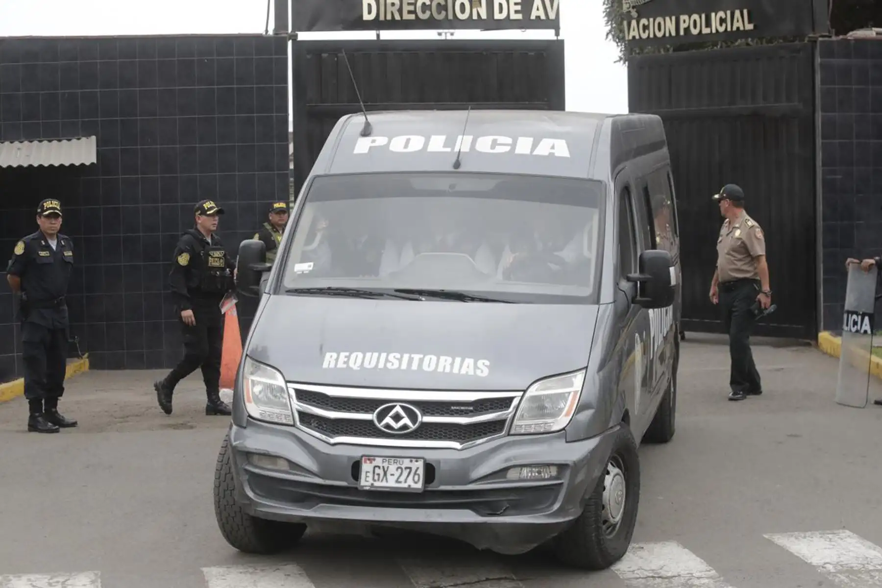 La extitular del Consejo de Ministros, Betssy Chavez, llegó a Dirección de Aviación Policial desde la ciudad de Tacna, con la finalidad de cumplir los 18 meses de prisión preventiva en un establecimiento penitenciario de la capital.
Foto: ANDINA/Juan Carlos Guzmán