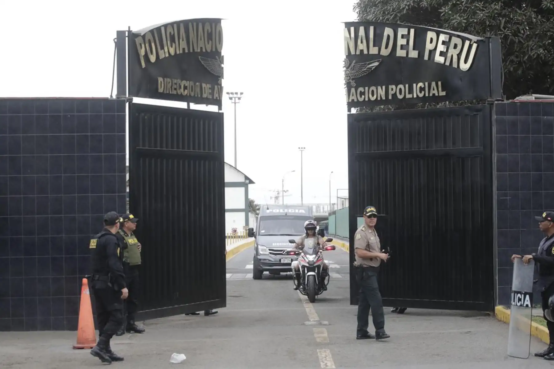 La extitular del Consejo de Ministros, Betssy Chavez, llegó a Dirección de Aviación Policial desde la ciudad de Tacna, con la finalidad de cumplir los 18 meses de prisión preventiva en un establecimiento penitenciario de la capital.
Foto: ANDINA/Juan Carlos Guzmán
