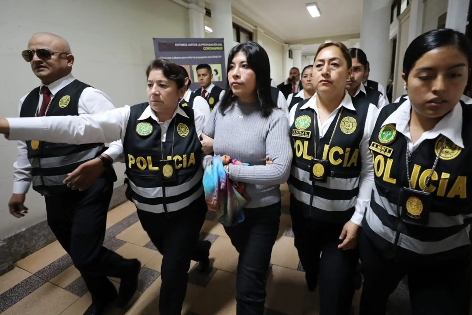 La extitular del Consejo de Ministros, Betssy Chavez, llegó a Dirección de Aviación Policial desde la ciudad de Tacna, con la finalidad de cumplir los 18 meses de prisión preventiva en un establecimiento penitenciario de la capital.
Foto: Poder Judicial