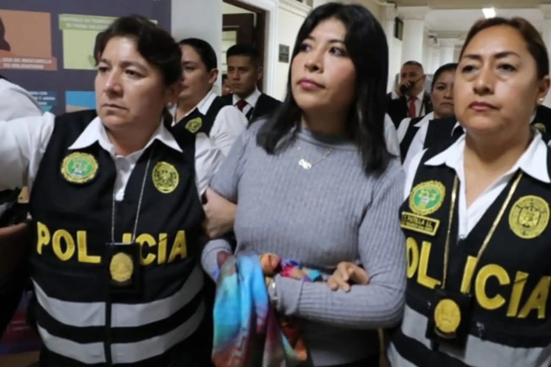 La extitular del Consejo de Ministros, Betssy Chavez, llegó a Dirección de Aviación Policial desde la ciudad de Tacna, con la finalidad de cumplir los 18 meses de prisión preventiva en un establecimiento penitenciario de la capital.
Foto: Poder Judicial