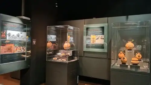 El museo Tumbas Reales de Sipán, ubicado en la región Lambayeque, inauguró muestra que exhibe máscaras, copas y otras representaciones antropomorfas recuperadas de saqueos y otros bienes culturales repatriados. ANDINA/Difusión