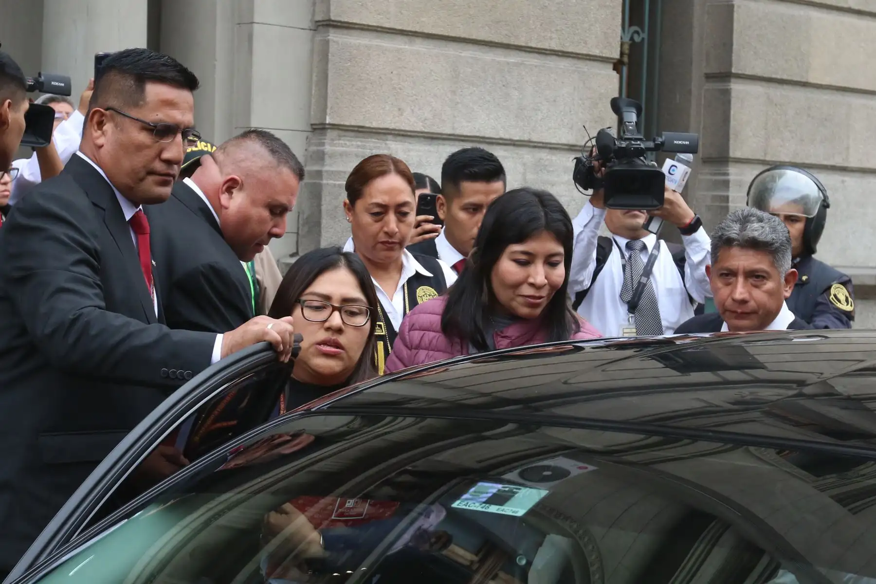 La extitular del Consejo de Ministros, Betssy Chavez, sale de las instalaciones del Poder Judicial para ser trasladada a  la carceleta del Poder Judicial.
Foto: ANDINA/ Héctor Vinces