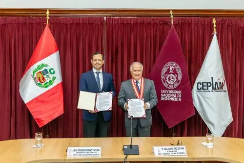 El presidente del Consejo Directivo del Ceplan, Giofianni Peirano Torriani, y el rector de la Universidad Nacional de Ingeniería (UNI), Alfonso López Chau, firmaron convenio para impulsar el planeamiento estratégico en el país. Foto: Cortesía.