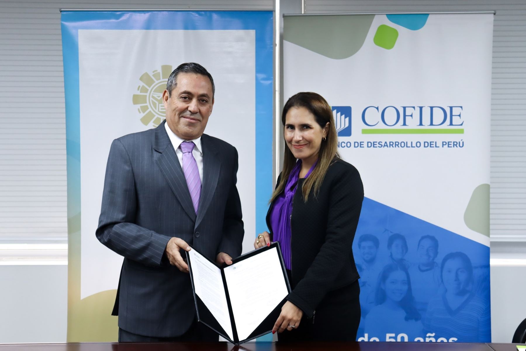 Brigitt Bencich, presidenta del directorio de Cofide, y Javier Valencia, gerente general de la Coopac Kori, firmaron el convenio que permitirá capacitar gratuitamente a las asociadas a la cooperativa Kori. Foto: cortesía.