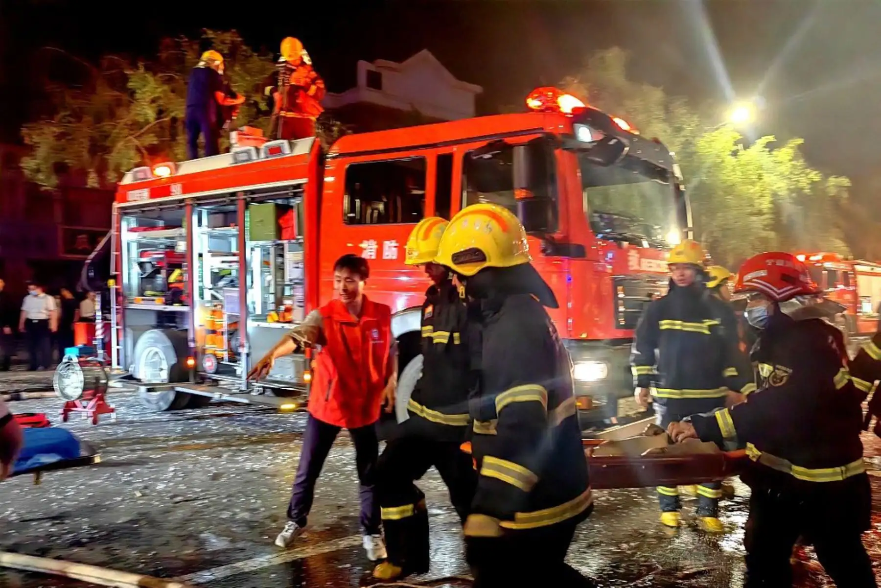 Al menos 31 personas murieron el miércoles por la noche después de que una explosión producida por una fuga de gas arrasara un restaurante en la ciudad de Yinchuan, capital de la región autónoma de Ningxia, en el noroeste de China, recoge hoy la agencia estatal de noticias Xinhua.
Foto: @CGTNOfficial