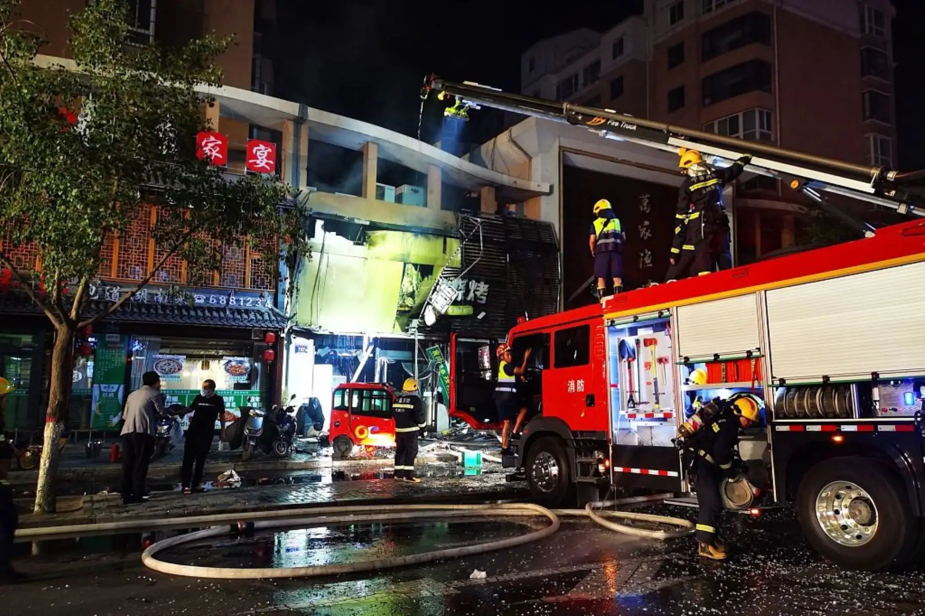 La explosión ocurrió alrededor de las 20:40 (12:40 GMT) del miércoles en una concurrida calle del distrito Xingqing de Yinchuan debido a una fuga de gas en un restaurante especializado en barbacoas, según la agencia.
Foto: @CGTNOfficial