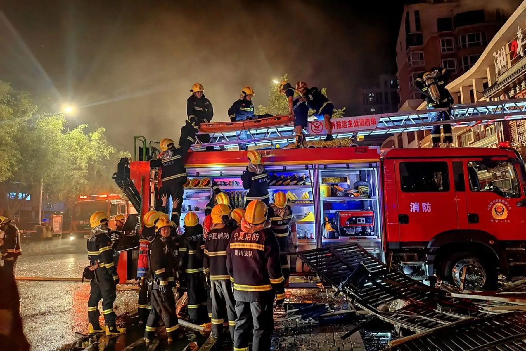 La explosión ocurrió alrededor de las 20:40 (12:40 GMT) del miércoles en una concurrida calle del distrito Xingqing de Yinchuan debido a una fuga de gas en un restaurante especializado en barbacoas, según la agencia.
Foto: @CGTNOfficial