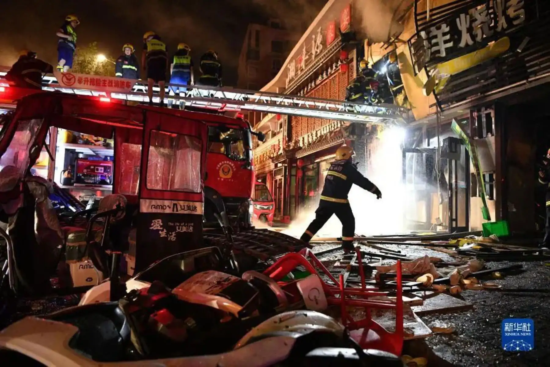 Al menos 31 personas murieron el miércoles por la noche después de que una explosión producida por una fuga de gas arrasara un restaurante en la ciudad de Yinchuan, capital de la región autónoma de Ningxia, en el noroeste de China, recoge hoy la agencia estatal de noticias Xinhua.
Foto: @CGTNOfficial