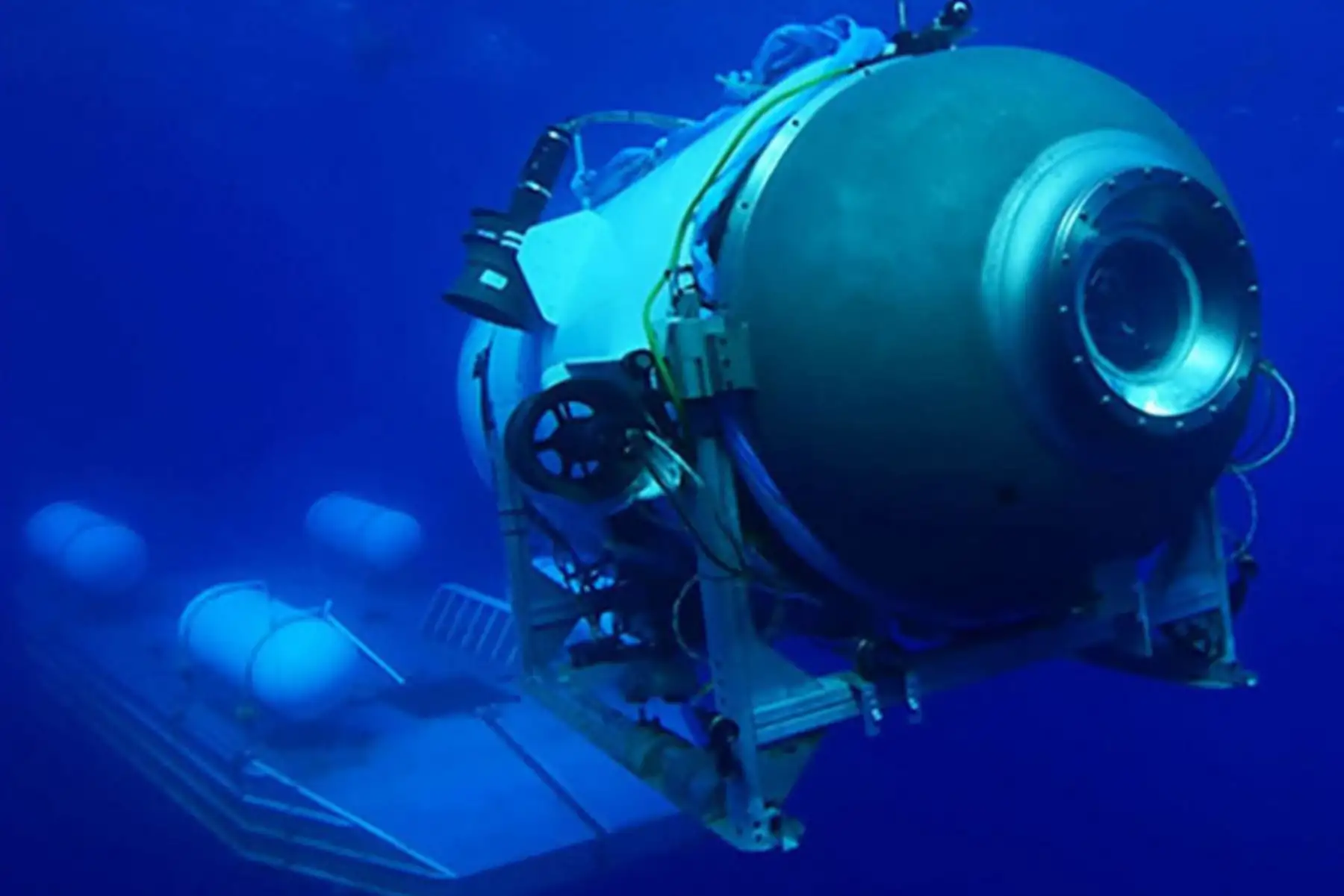 Imagen del sumergible Titán desde una plataforma. Los equipos de rescate ampliaron su búsqueda para encontrar un sumergible turístico Titán de buceo profundo que desapareció cerca de los restos del Titanic con cinco personas a bordo y oxígeno limitado. Foto: AFP