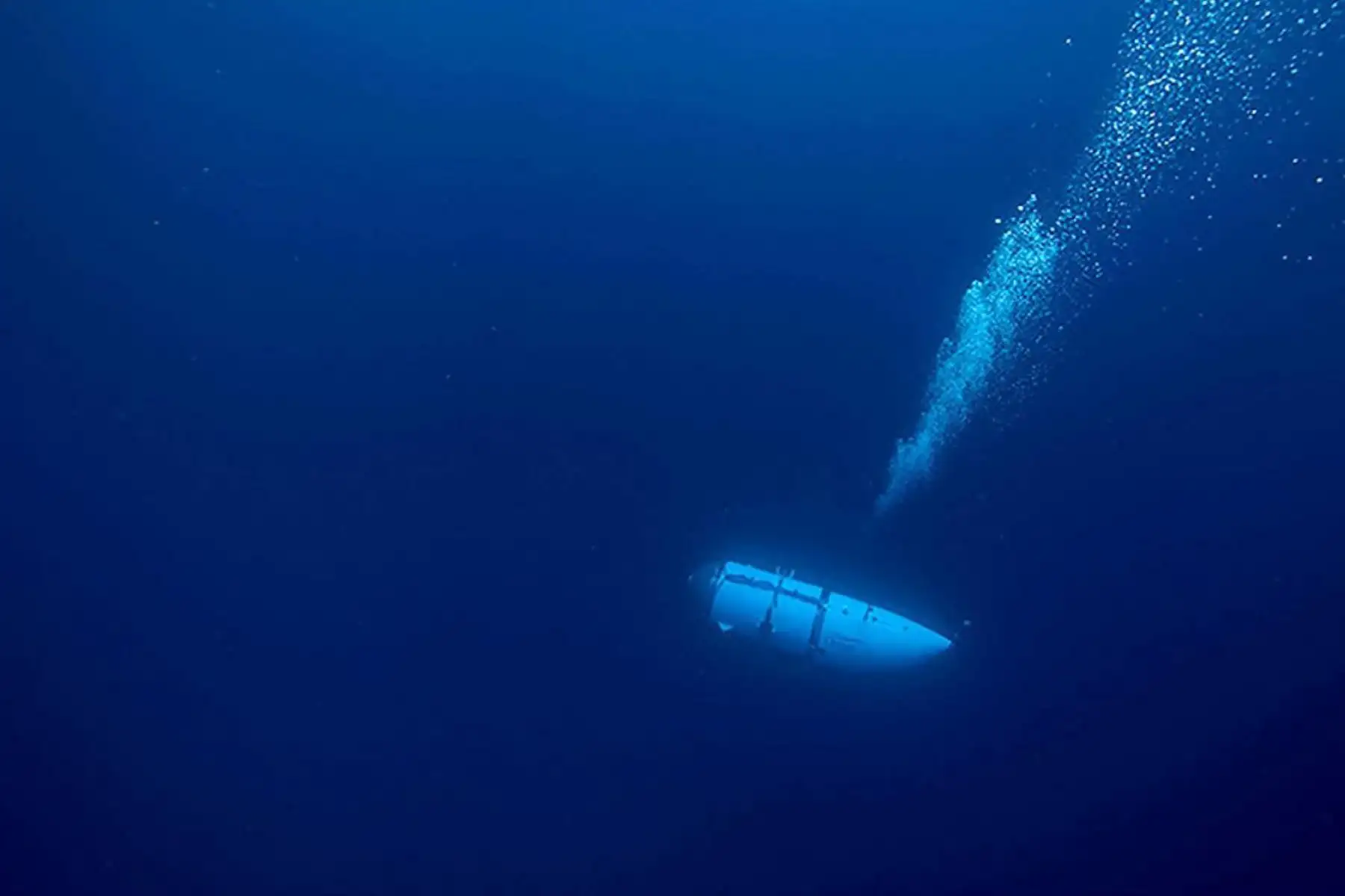 Imagen del sumergible Titán desde una plataforma. Los equipos de rescate ampliaron su búsqueda para encontrar un sumergible turístico Titán de buceo profundo que desapareció cerca de los restos del Titanic con cinco personas a bordo y oxígeno limitado. Foto: AFP