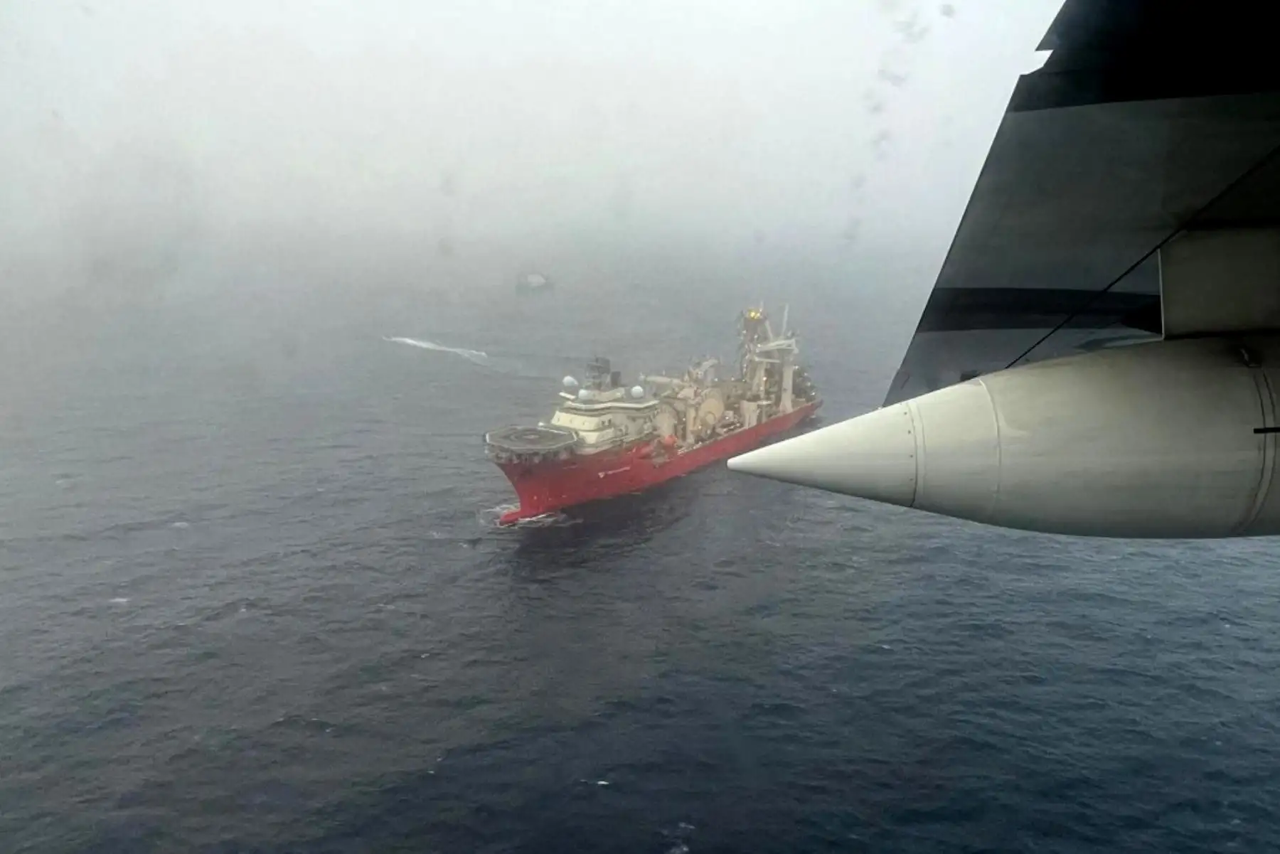 El barco Deep Energy navega en el área de búsqueda del sumergible Titan de OceanGate. Los rescatistas que buscaban el sumergible cerca de los restos del Titanic detectaron "ruidos submarinos" en el área de búsqueda, dijo la Guardia Costera de EE. UU. Foto: AFP