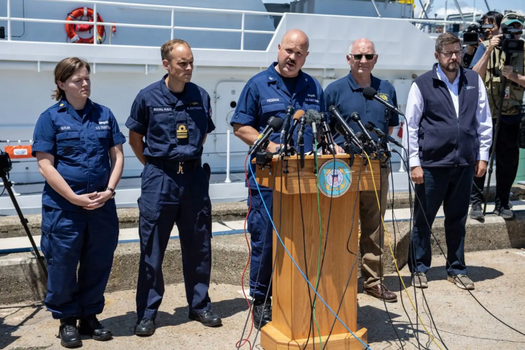 El capitán de la Guardia Costera de EE. UU. (USCG), Jamie Frederick, habla con los reporteros sobre los esfuerzos de búsqueda del sumergible Titán que desapareció cerca de los restos del Titanic, en la Base de la Guardia Costera en Boston, Massachusetts. Foto: AFP