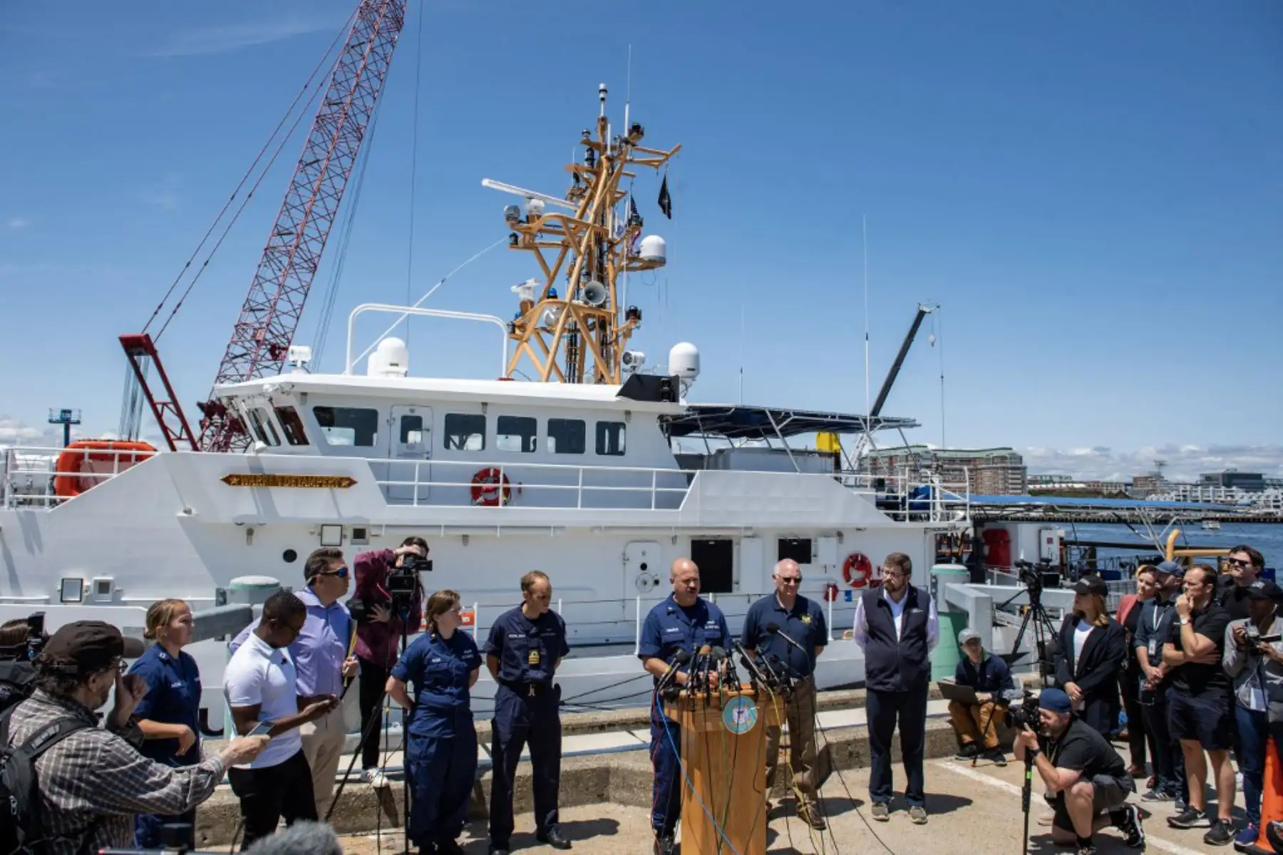 El capitán de la Guardia Costera de EE. UU. (USCG), Jamie Frederick, habla con los reporteros sobre los esfuerzos de búsqueda del sumergible Titán que desapareció cerca de los restos del Titanic, en la Base de la Guardia Costera en Boston, Massachusetts. Foto: AFP