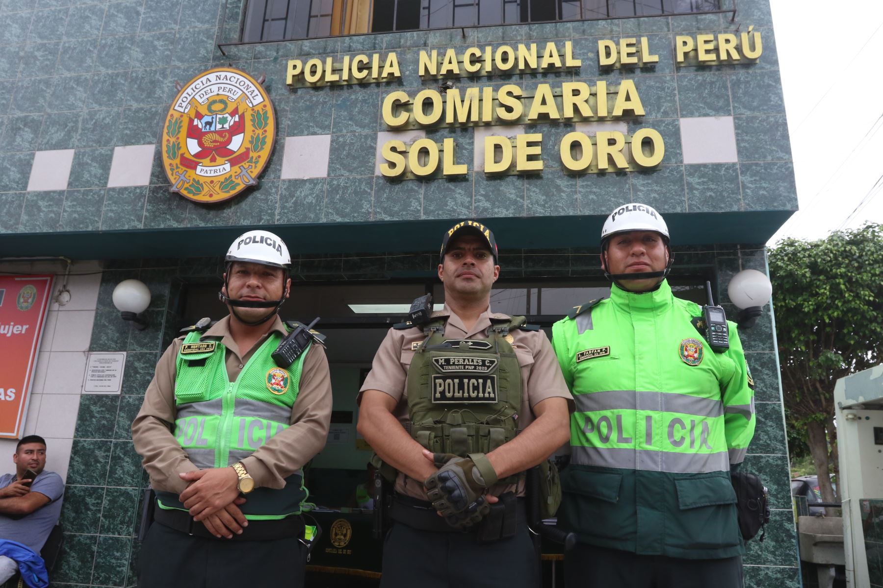 El momento más conmovedor de este rescate lo protagonizó el teniente PNP Martín Perales, de la comisaría de Sol de Oro, quien se acercó al auto de los secuestradores para abrirle la puerta a la víctima y ponerla a buen recaudo.