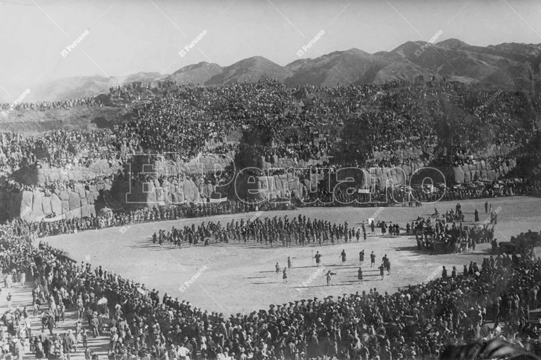 Cusco - 24 junio 1947 / Celebración del Inti Raymi o Fiesta del Sol en la explanada de la fortaleza de Sacsayhuamán. Foto: Archivo Histórico de El Peruano