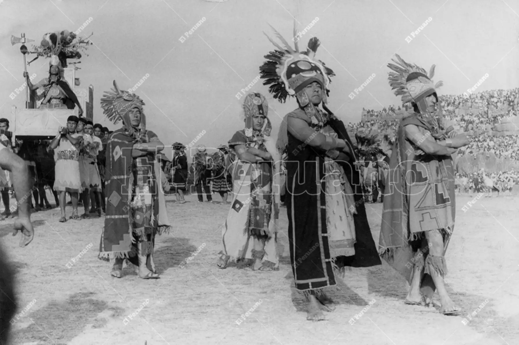 Cusco - 24 junio 1988 / Celebración del Inti Raymi o Fiesta del Sol en la explanada de la fortaleza de Sacsayhuamán. Foto: Archivo Histórico de El Peruano / Víctor Palomino