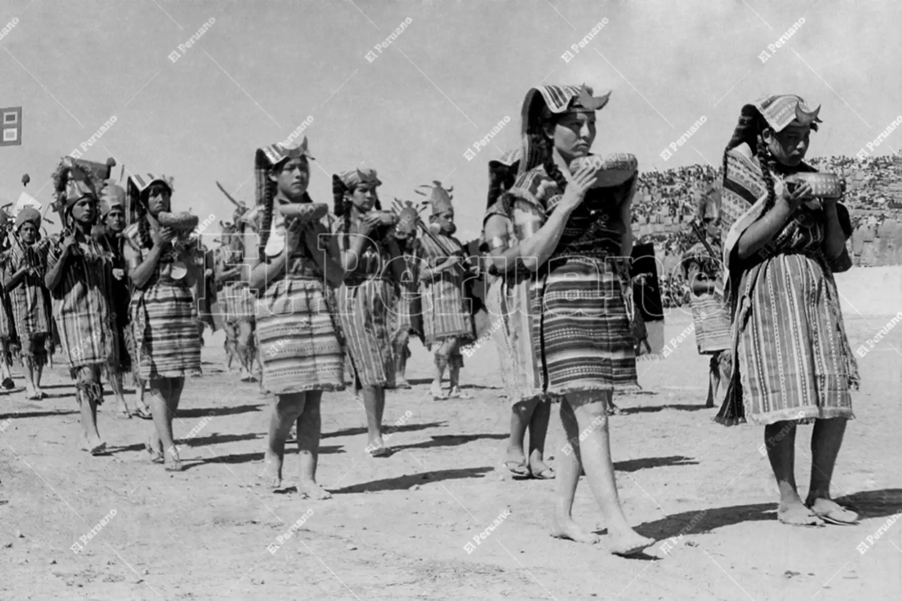 Cusco - 24 junio 1966 / Celebración del Inti Raymi o Fiesta del Sol en la explanada de la fortaleza de Sacsayhuamán. Foto: Archivo Histórico de El Peruano
