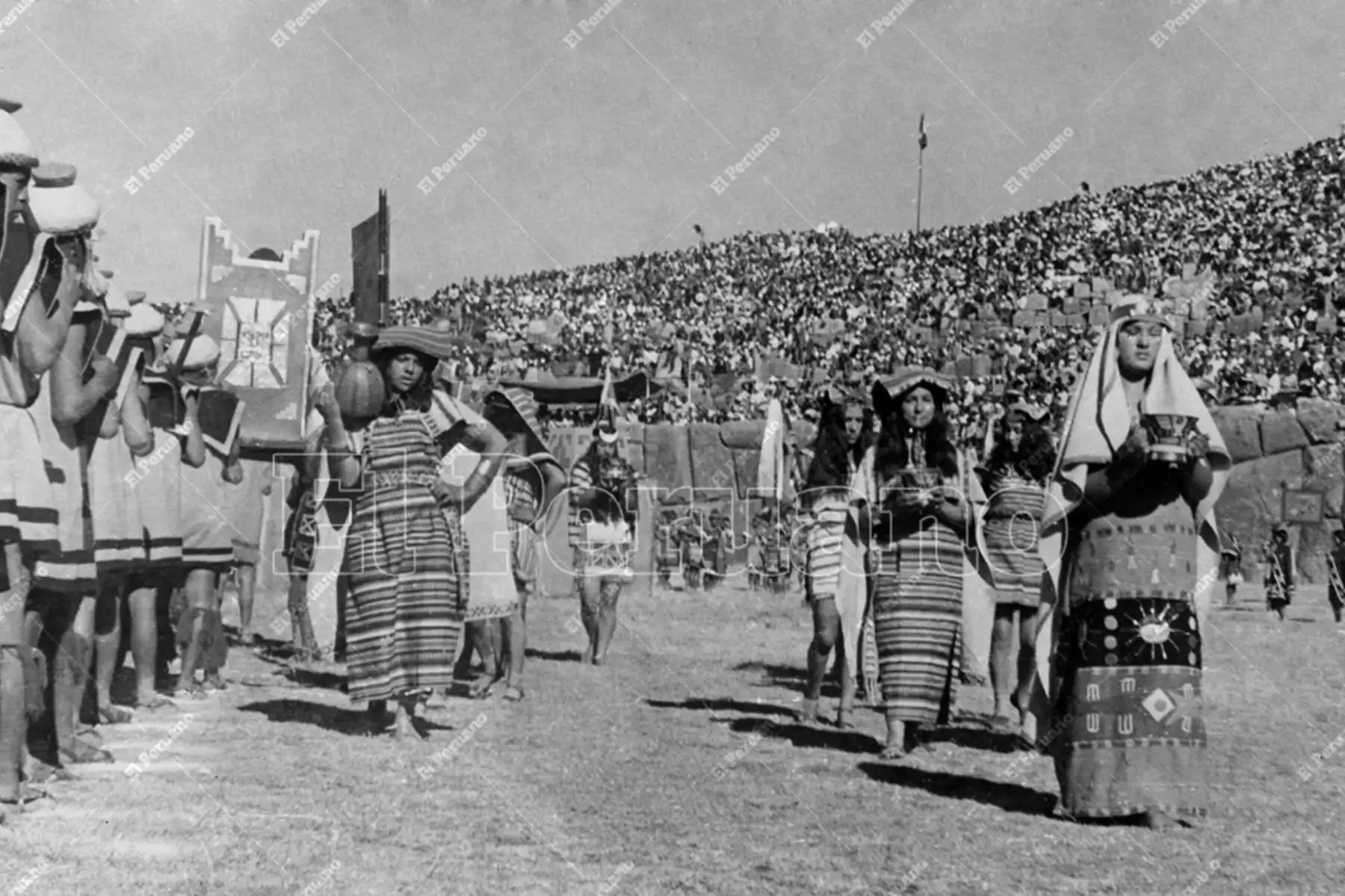 Cusco - 24 junio 1976 / Celebración del Inti Raymi o Fiesta del Sol en la explanada de la fortaleza de  Sacsayhuamán. Foto: Archivo Histórico de El Peruano