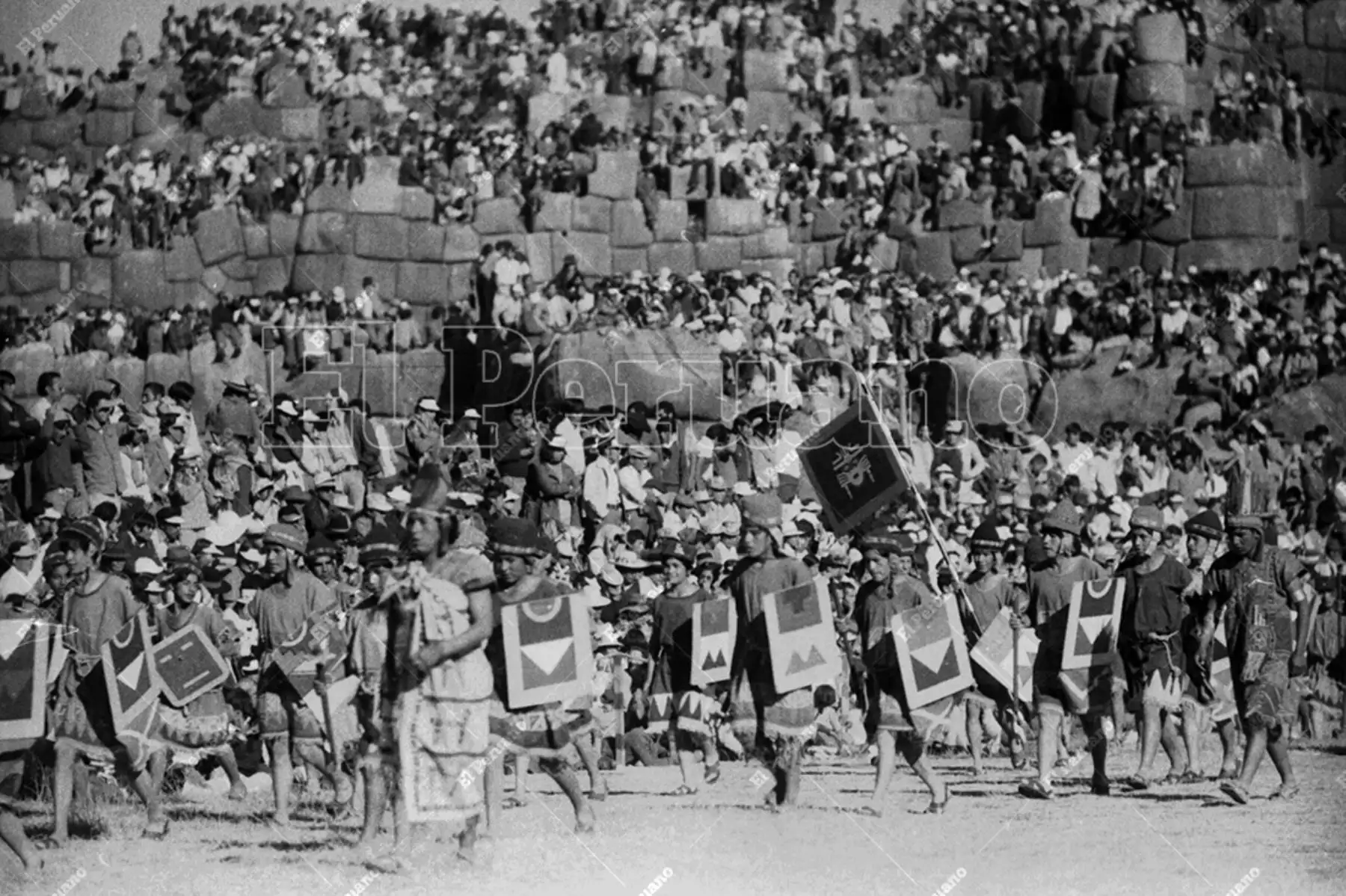 Cusco - 24 junio 1976 / Celebración del Inti Raymi o Fiesta del Sol en la explanada de la fortaleza de Sacsayhuamán. Foto: Archivo Histórico de El Peruano / Alejandro Aguirre