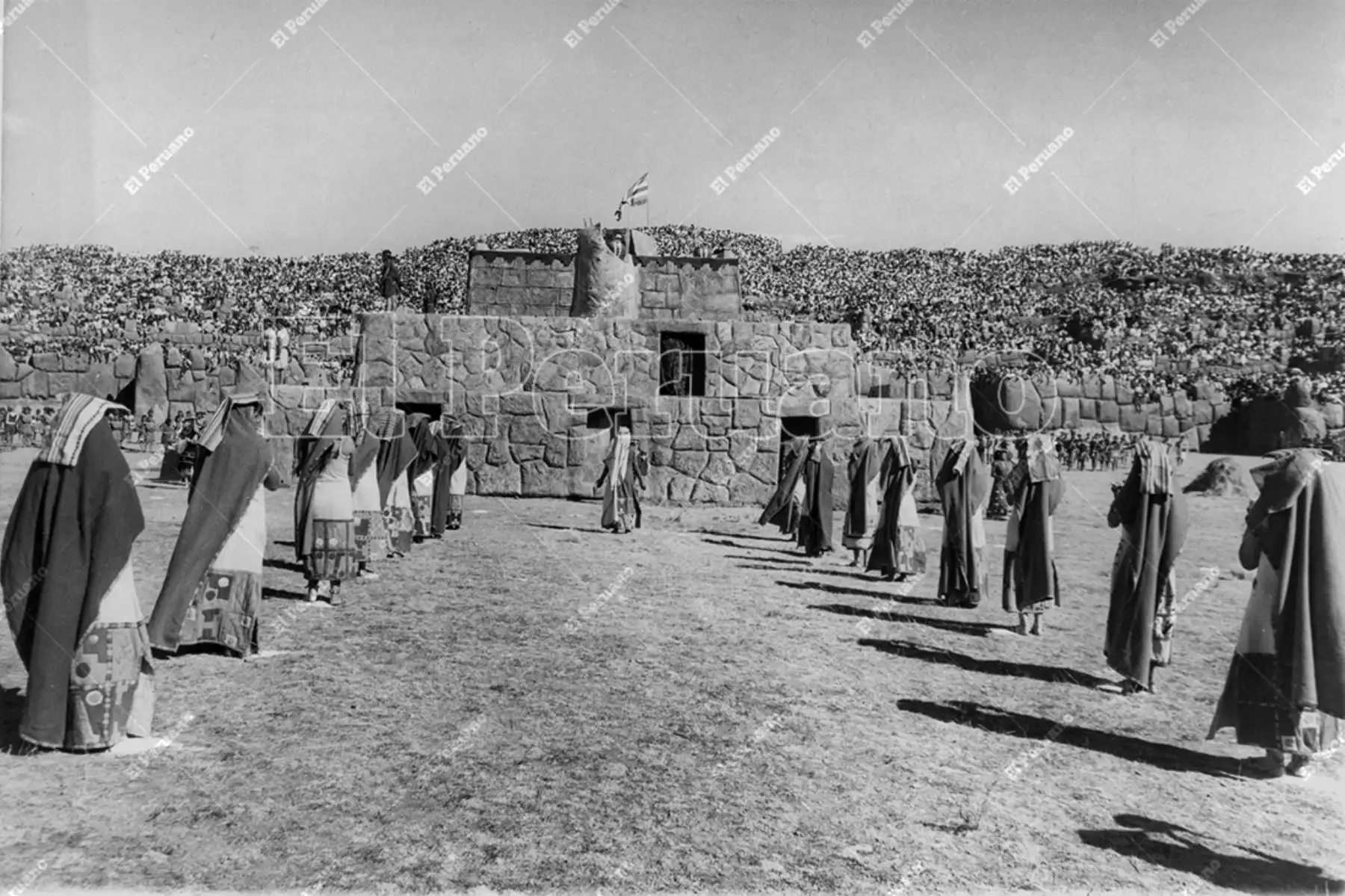 Cusco - 24 junio 1991 / Celebración del Inti Raymi o Fiesta del Sol en la explanada de la fortaleza de Sacsayhuamán. Foto: Archivo Histórico de El Peruano