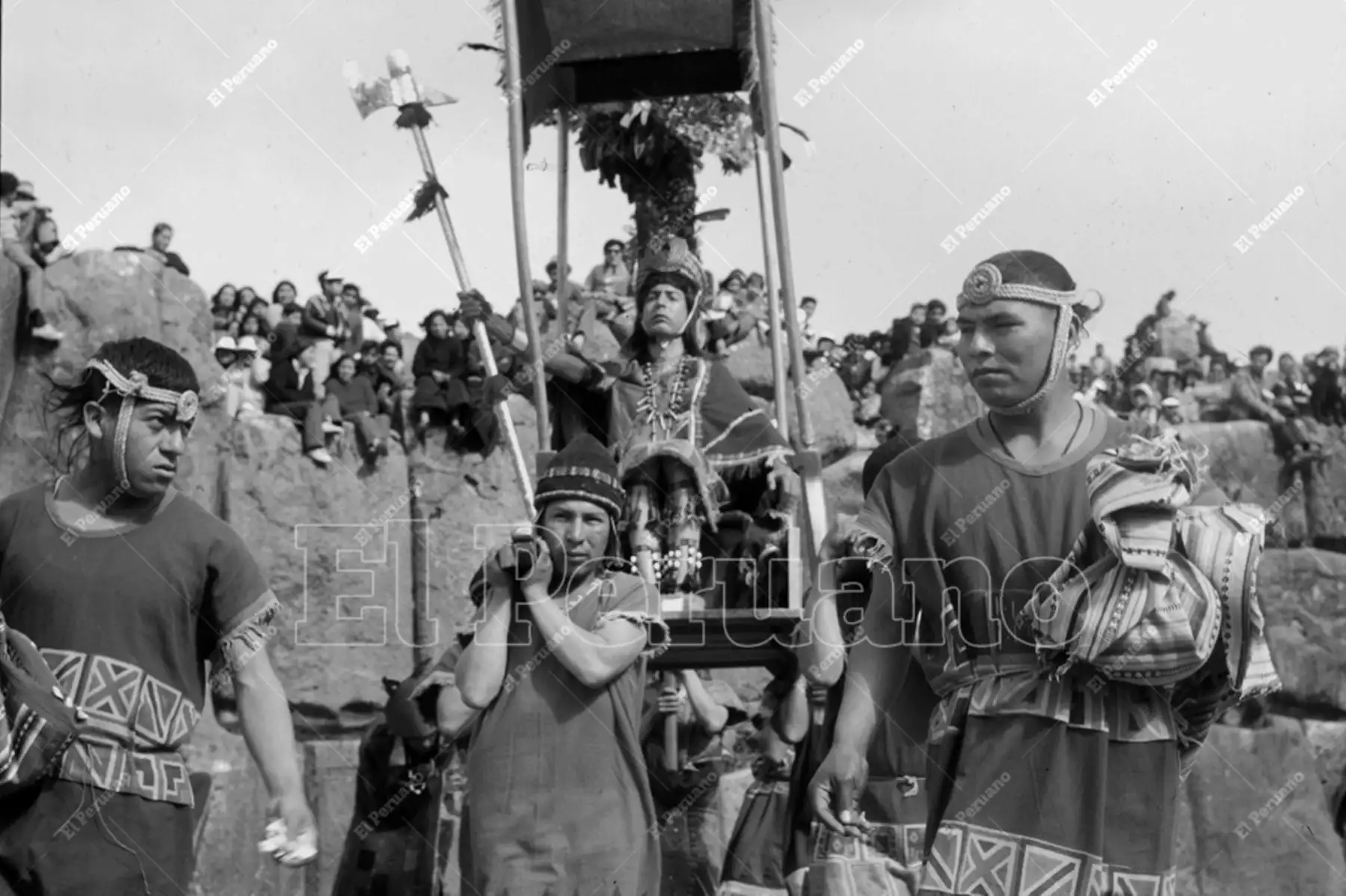 Cusco - 24 junio 1976 / Celebración del Inti Raymi o Fiesta del Sol en la explanada de la fortaleza de Sacsayhuamán. Foto: Archivo Histórico de El Peruano