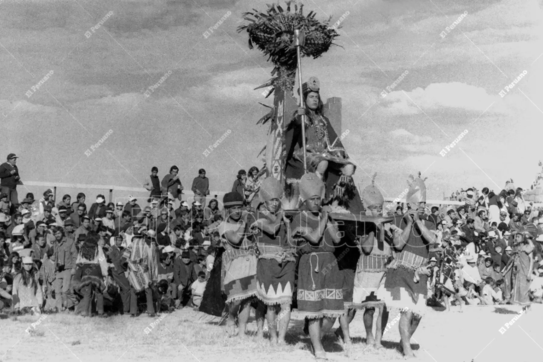 Cusco - 24 junio 1975 / Celebración del Inti Raymi o Fiesta del Sol en la explanada de la fortaleza de Sacsayhuamán. Foto: Archivo Histórico de El Peruano