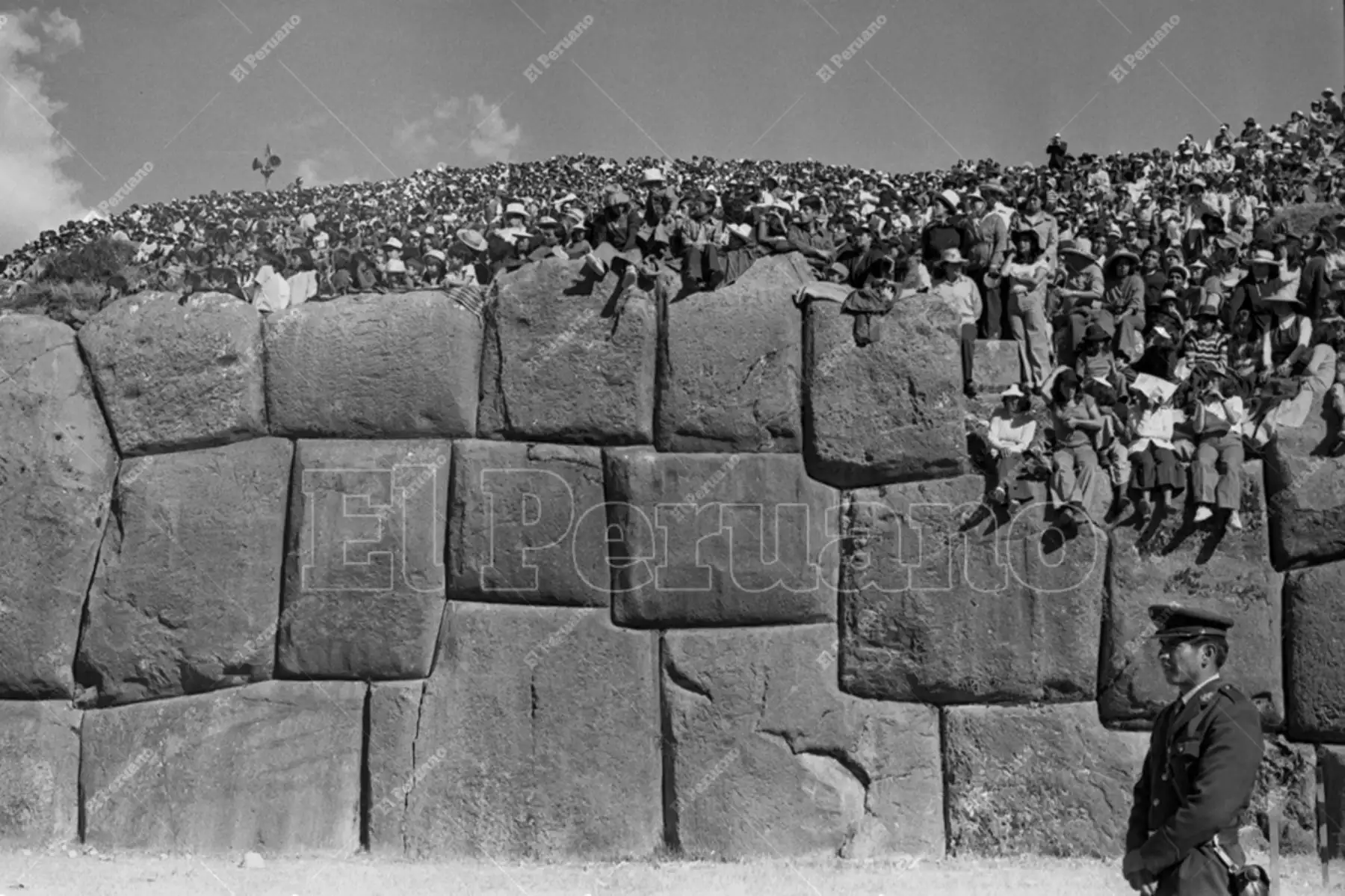 Cusco - 24 junio 1976 / Público en la  fortaleza de  Sacsayhuamán durante la celebración del Inti Raymi o Fiesta del Sol. Foto: Archivo Histórico de El Peruano / Alejandro Aguirre