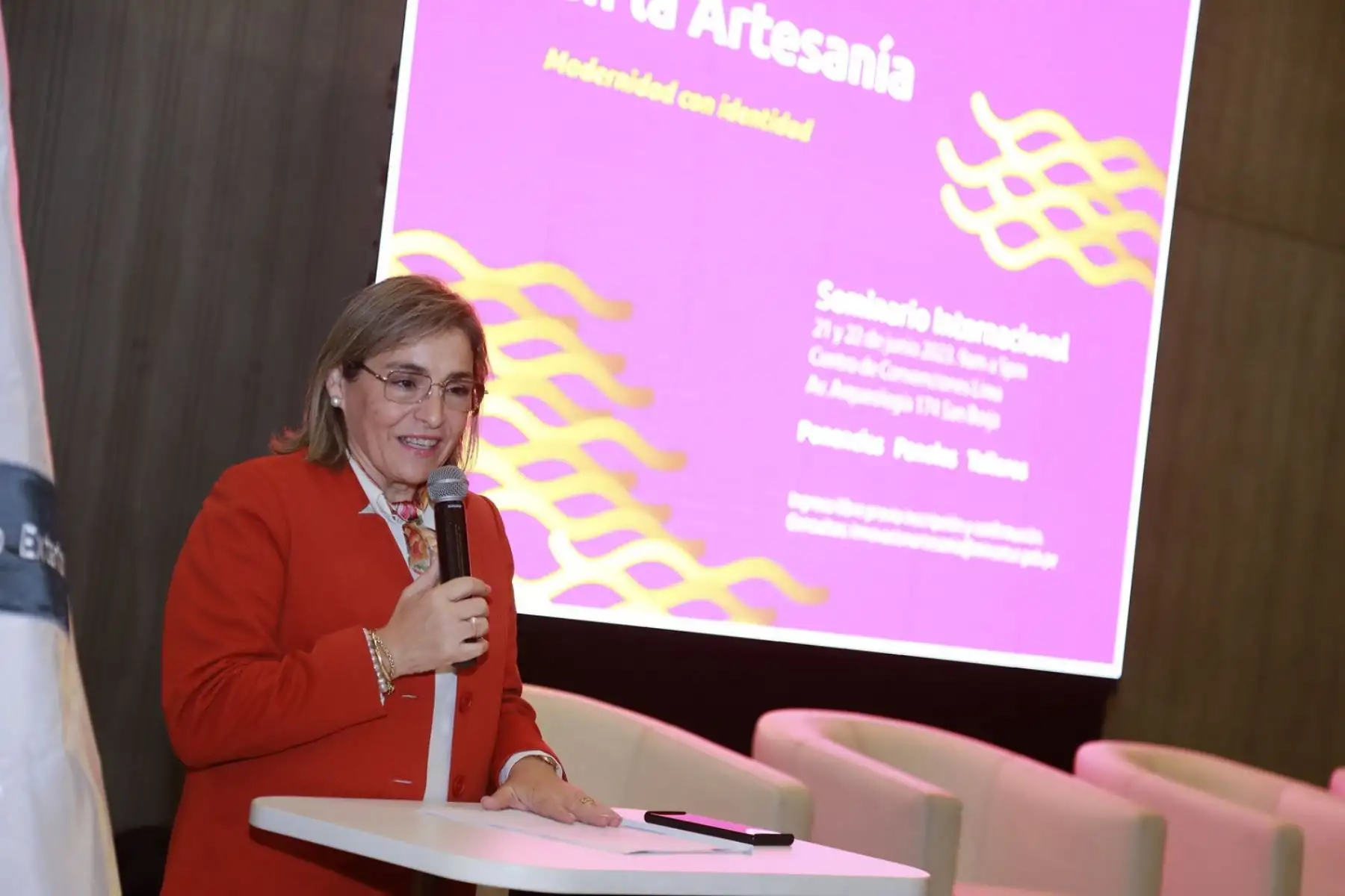 Viceministra de Turismo, Madeleine Burns, destacó el apoyo de su portafolio a la innovación tecnológica en la producción de artesanías. Foto: Cortesía.