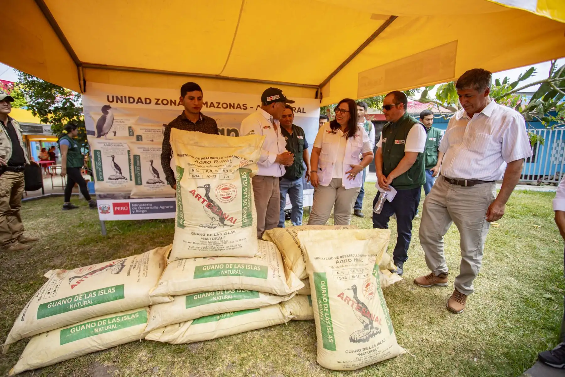 En el marco de las celebraciones por el “Mes de la Agricultura” y el “Día del Campesino”, la ministra de Desarrollo Agrario y Riego, Nelly Paredes del Castillo visitó la provincia de Moyobamba, y participó en el inicio del "Programa de pastos cultivados", una iniciativa para sembrar mil hectáreas de pastos y así fomentar la producción ganadera en San Martín.
Foto: ANDINA/MIDAGRI