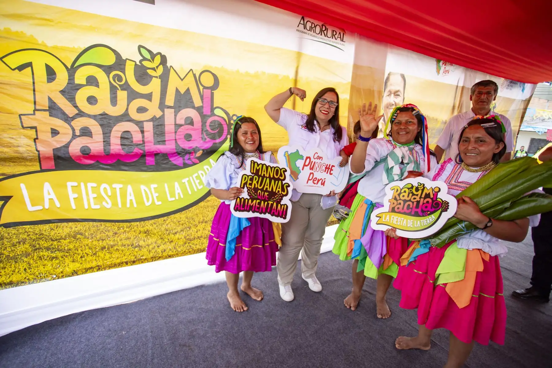 En el marco de las celebraciones por el “Mes de la Agricultura” y el “Día del Campesino”, la ministra de Desarrollo Agrario y Riego, Nelly Paredes del Castillo visitó la provincia de Moyobamba, y participó en el inicio del "Programa de pastos cultivados", una iniciativa para sembrar mil hectáreas de pastos y así fomentar la producción ganadera en San Martín.
Foto: ANDINA/MIDAGRI