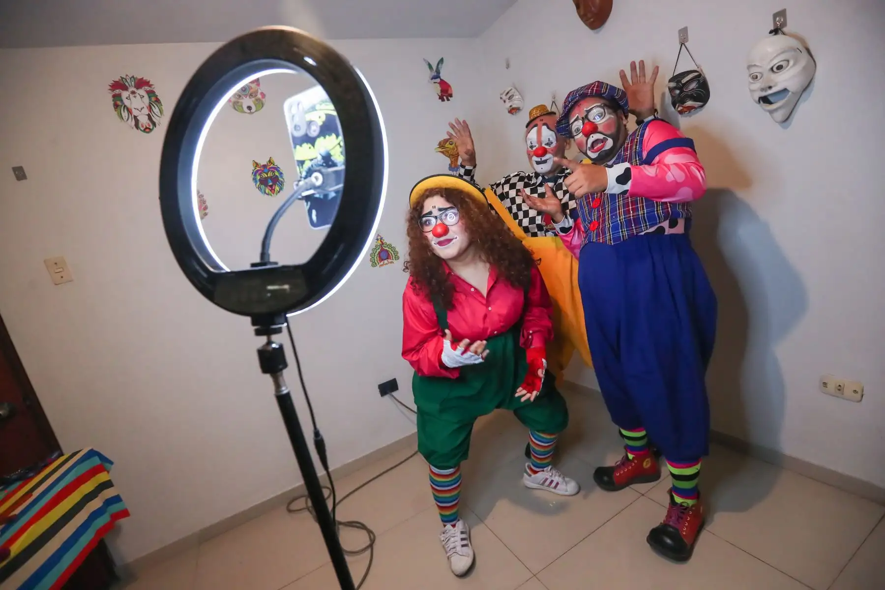 Los Canchita son una familia peculiar, el papá Luis Enrique, su hija Naomi y su hijo Christian se dedican al trabajar como payasos con los seudónimos de  Trompetín, Chulpi y Canchita 
Foto: ANDINA/Ricardo Cuba