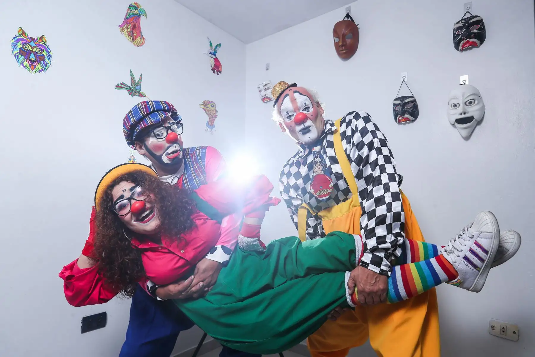 Los Canchita son una familia peculiar, el papá Luis Enrique, su hija Naomi y su hijo Christian se dedican al trabajar como payasos con los seudónimos de  Trompetín, Chulpi y Canchita 
Foto: ANDINA/Ricardo Cuba