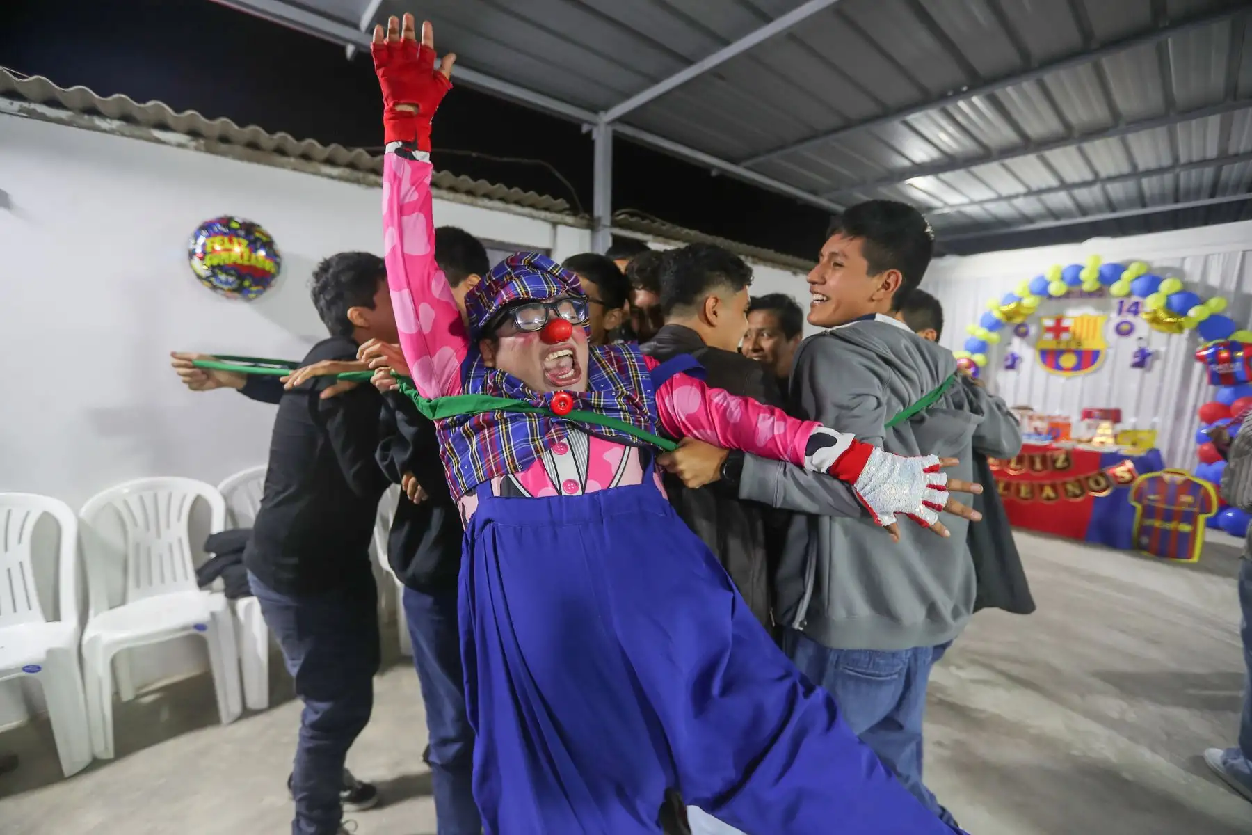 Desde niño Christian era pintado como un payasito, como le gusto el ambiente circense le enseñaron las rutinas  de los payasos, al crecer y trabajar con varios circos pudo formar una escuela experimental de payasos, donde forma a un tipo de payasos con conocimiento de circos, entradas clásicas y saber trabajar con todos los públicos, porque hacer reír es cosa seria.
Foto: ANDINA/Ricardo Cuba