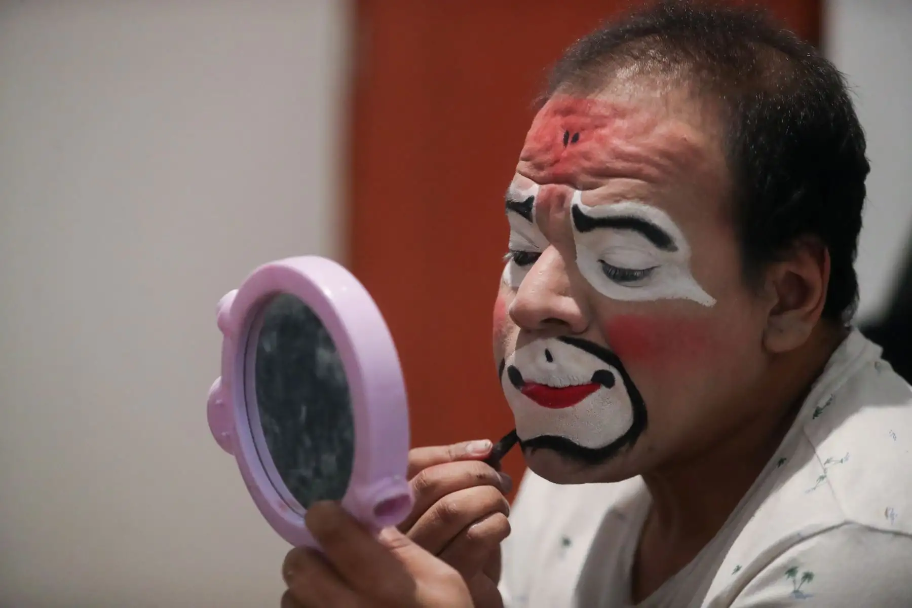 Desde niño Christian era pintado como un payasito, como le gusto em ambiente circense le enseñaron las rutinas  de los payasos, al crecer y trabajar con varios circos pudo formar una escuela experimental de payasos, donde forma a un tipo de payasos con conocimiento de circos, entradas clásicas y saber trabajar con todos los públicos, porque hacer reír es cosa seria.
Foto: ANDINA/Ricardo Cuba