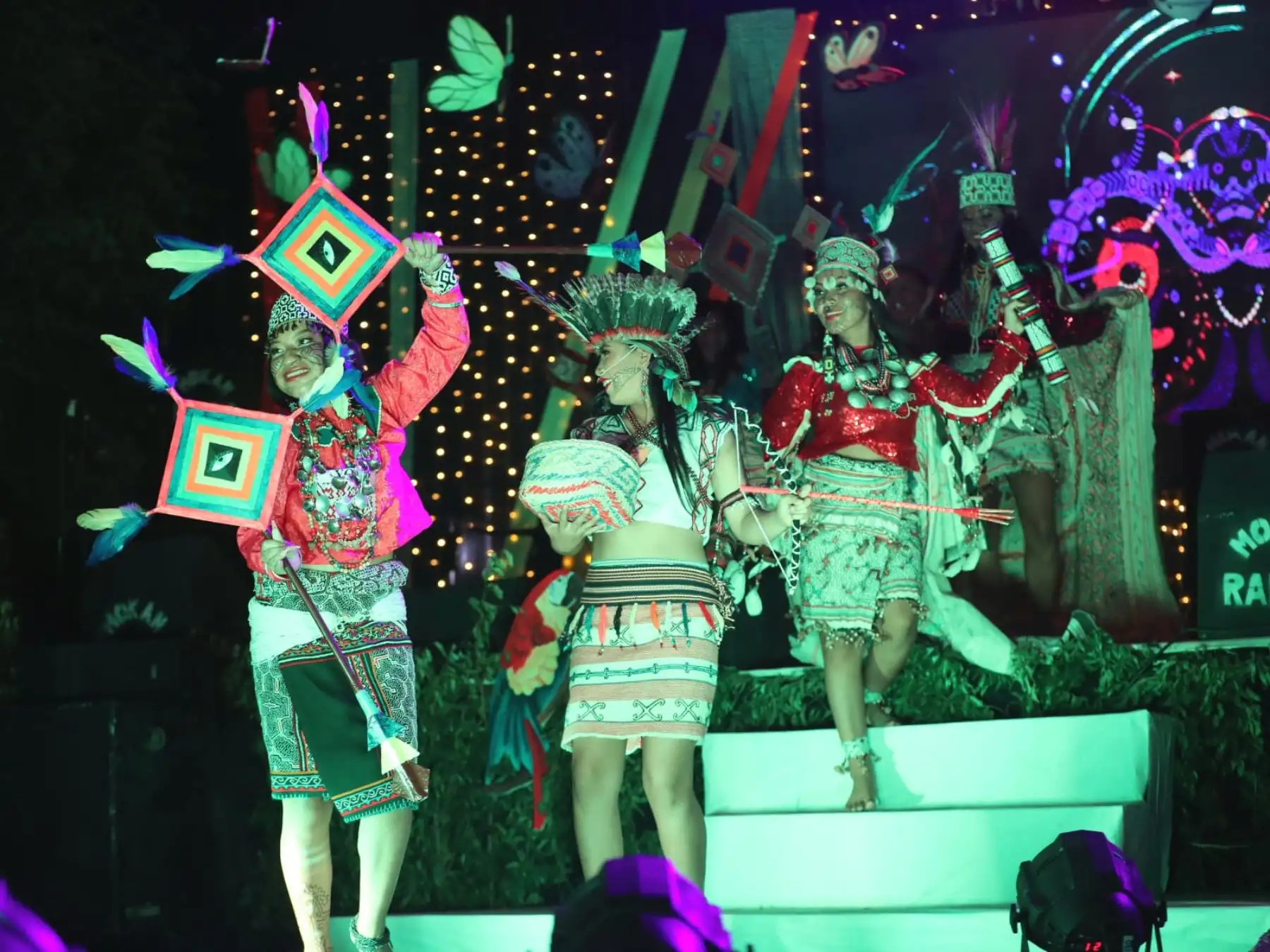 Siete señoritas que representan a distintos pueblos originarios de la región Ucayali participaron en el certamen de belleza Miss Soinoma o Miss Indígena, en la plaza del Reloj Público en Pucallpa, como parte de las actividades por las celebraciones de la fiesta de San Juan.
Foto: ANDINA/Daniel Bracamonte