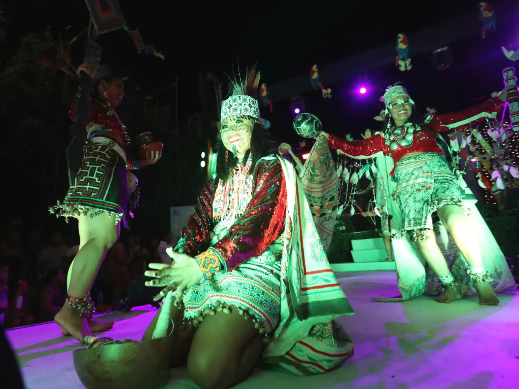 Siete señoritas que representan a distintos pueblos originarios de la región Ucayali participaron en el certamen de belleza Miss Soinoma o Miss Indígena, en la plaza del Reloj Público en Pucallpa, como parte de las actividades por las celebraciones de la fiesta de San Juan.
Foto: ANDINA/Daniel Bracamonte