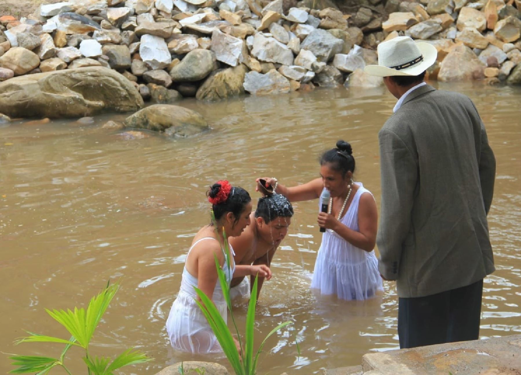 Con el tradicional “Baño bendito”, donde participan miles de pobladores, empieza la Fiesta de San Juan en la ciudad de Moyobamba, región San Martín. Foto: Jorge Quevedo