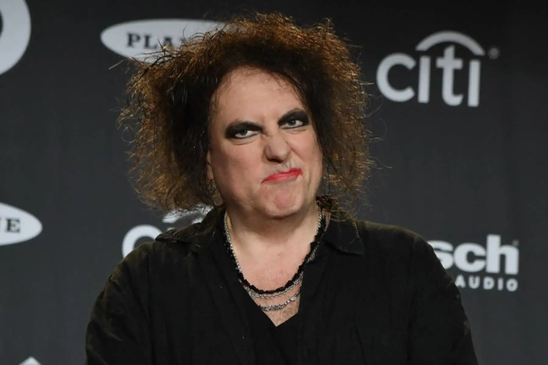 El miembro Robert Smith de The Cure posa en la sala de prensa durante la inducción al Salón de la Fama del Rock & Roll 2019. Foto: AFP
