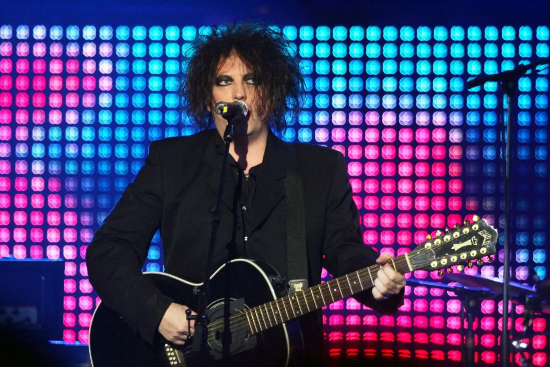 El cantante, guitarrista, compositor principal inglés y único miembro continuo de la banda de rock The Cure Robert James Smith actúa en Londres.. Foto: AFP