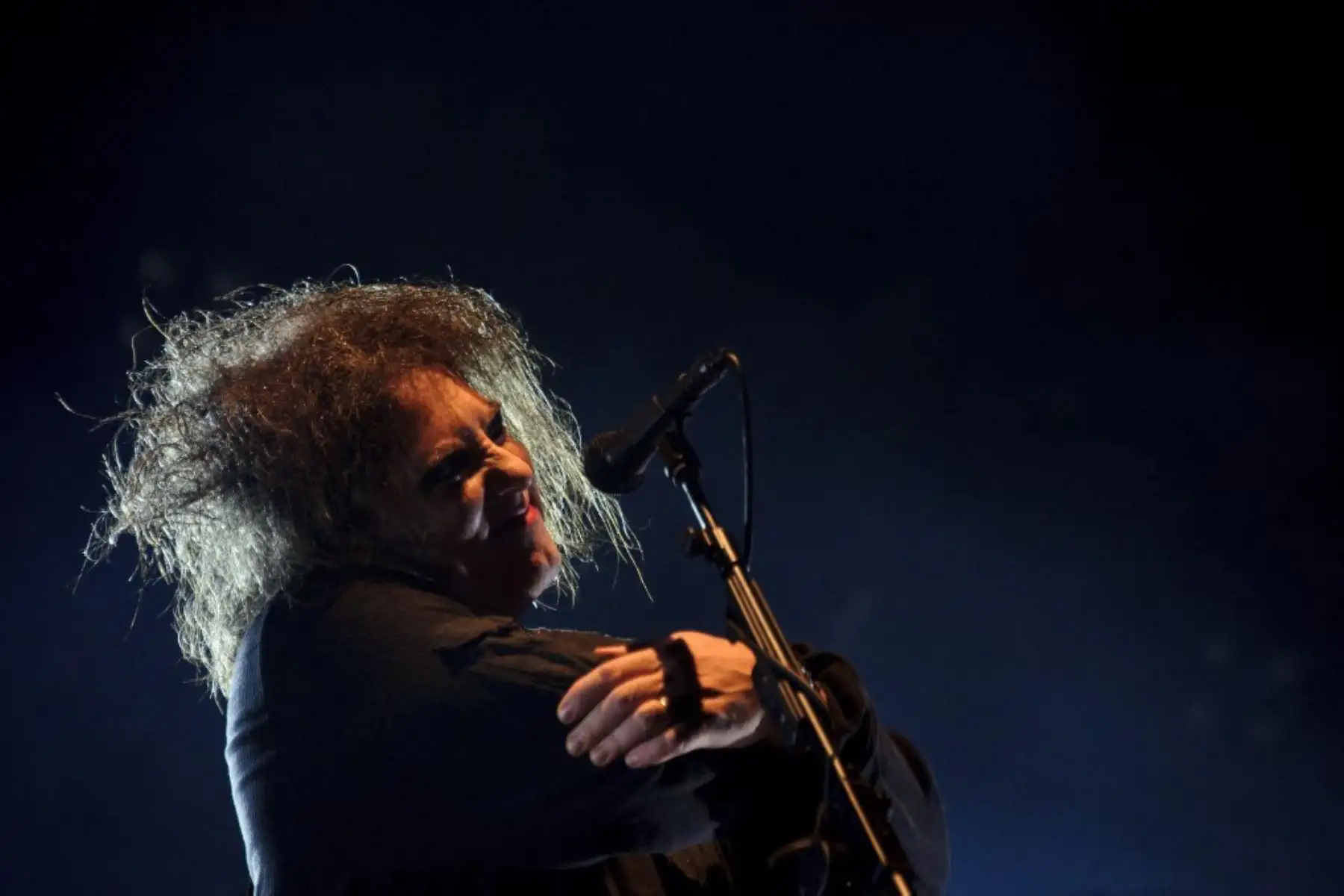 El cantante, guitarrista, compositor principal inglés y único miembro continuo de la banda de rock The Cure Robert James Smith actúa en Belfort, Francia. Foto: AFP