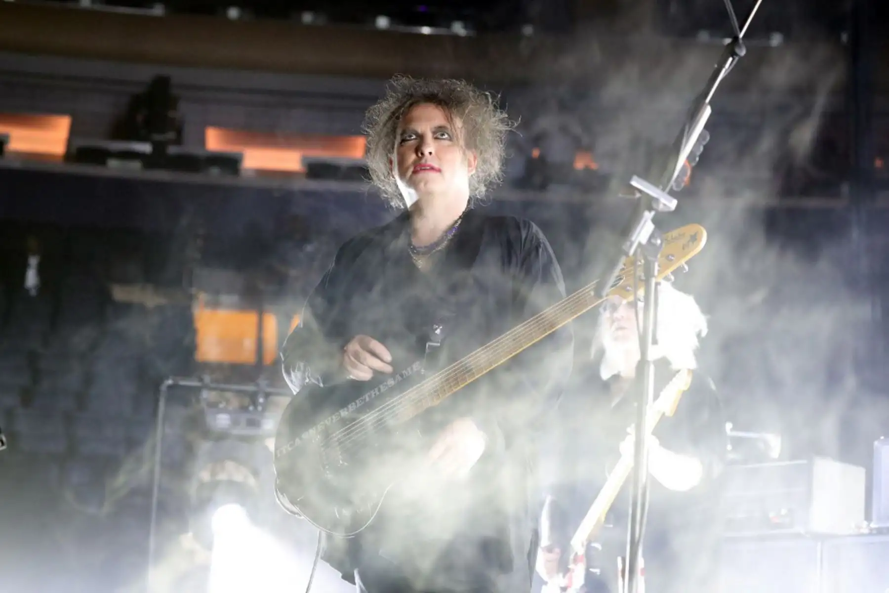 Robert Smith de The Cure actúa en el escenario del Madison Square Garden el 18 de junio de 2016 en la ciudad de Nueva York. Foto: AFP