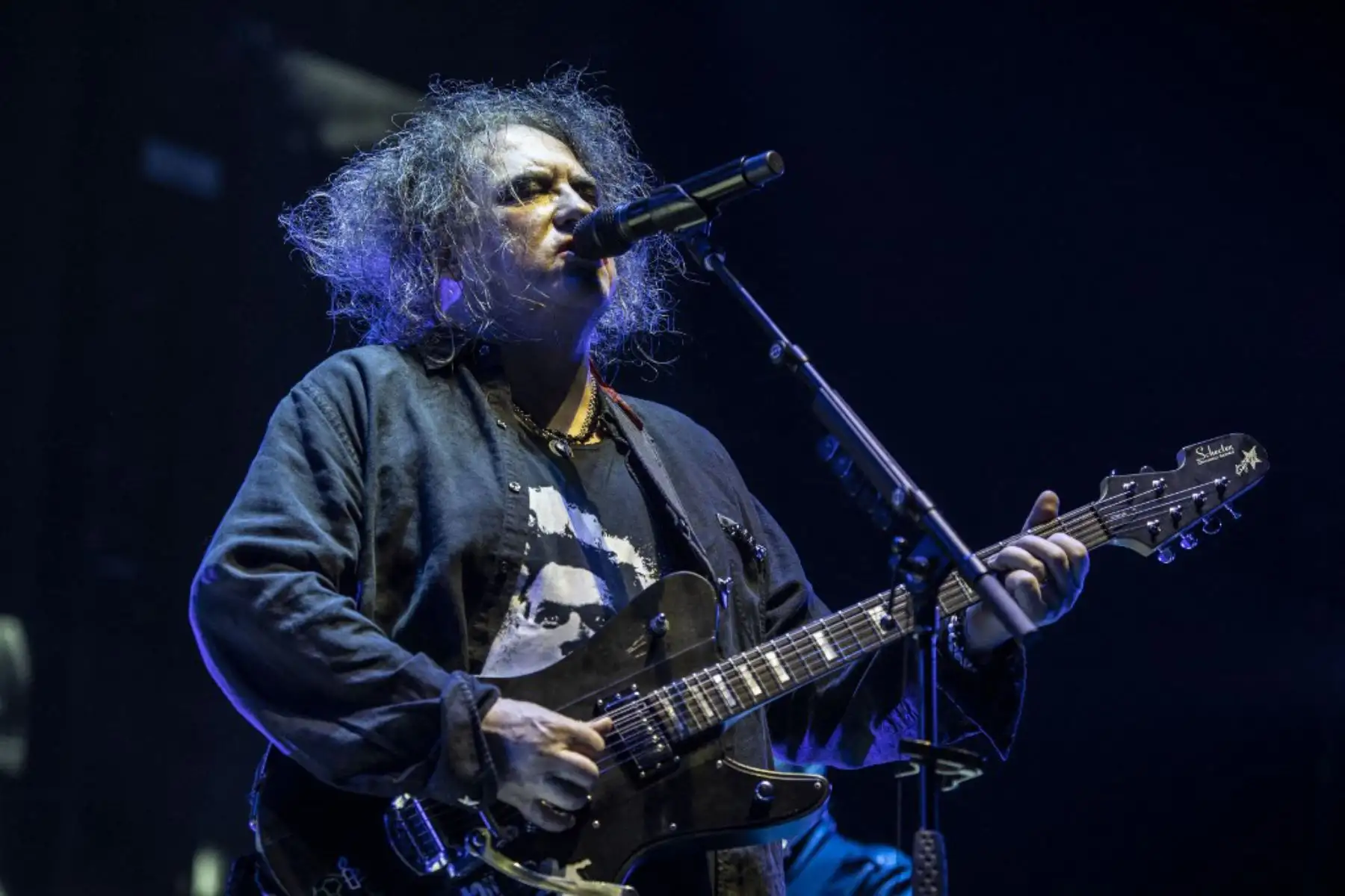 Robert Smith de The Cure actúa en el escenario del Madison Square Garden en la ciudad de Chula Vista, California. Foto: AFP