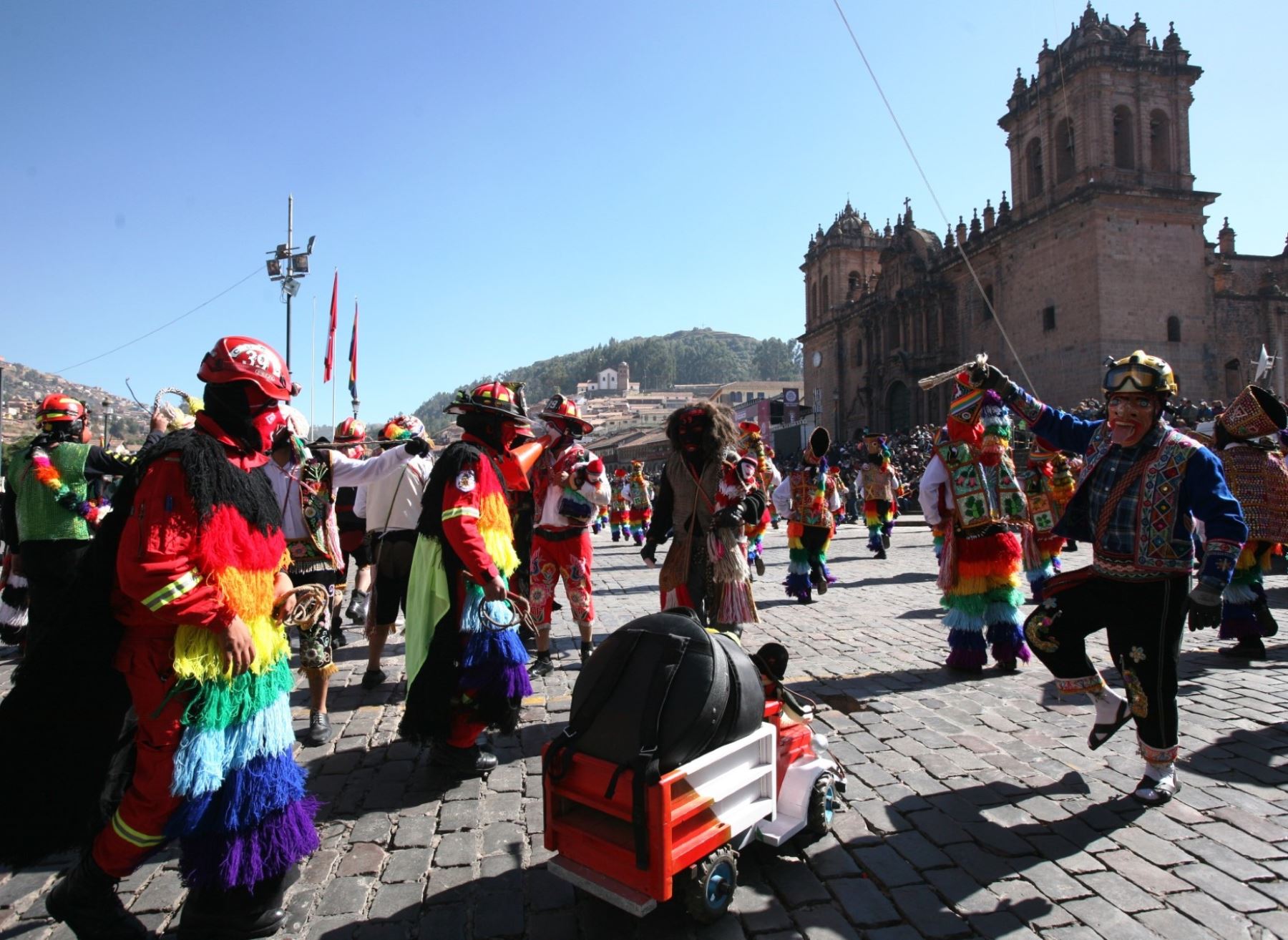 Más de 200 delegaciones de diversas instituciones públicas de Cusco participan hoy del impresionante desfile que se realiza en homenaje a la ciudad imperial por su mes jubilar. ANDINA/Percy Hurtado Santillán
