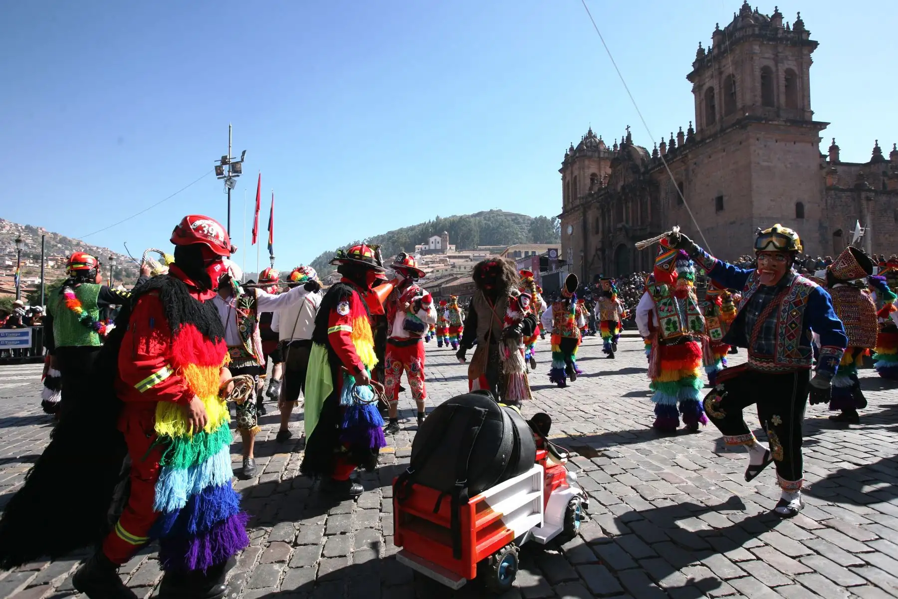 Más de 200 delegaciones de instituciones públicas, privadas, canstrenses, académicas, organizaciones civiles y otras saludan con un colorido pasacalle de danzas y alegorías a la ciudad del Cusco por su mes jubilar.
Foto: ANDINA/Percy Hurtado Santillán